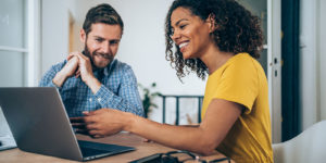 un homme et une femme consultent qui recherchent une alternance