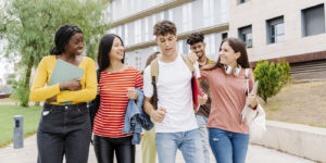 groupe d'étudiants qui marchent ensemble