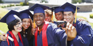 plusieurs étudiants reçoivent leurs diplômes